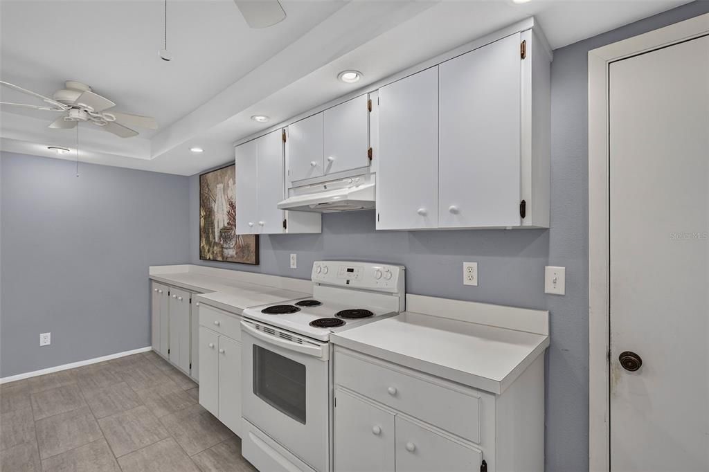 Active With Contract: $300,000 (2 beds, 2 baths, 1110 Square Feet)