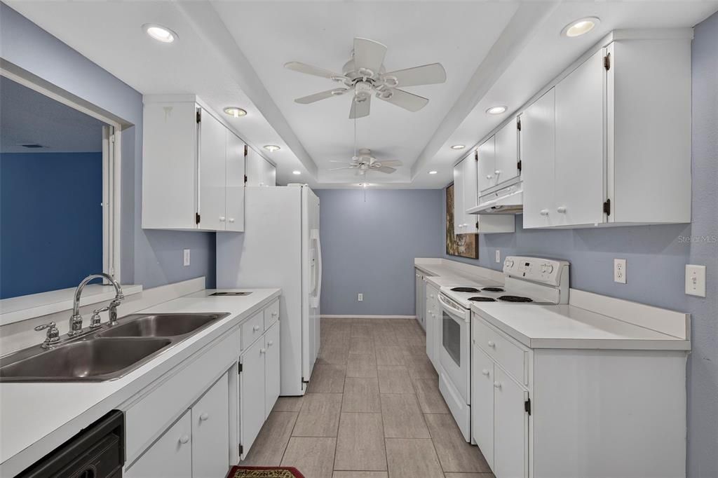 Active With Contract: $300,000 (2 beds, 2 baths, 1110 Square Feet)