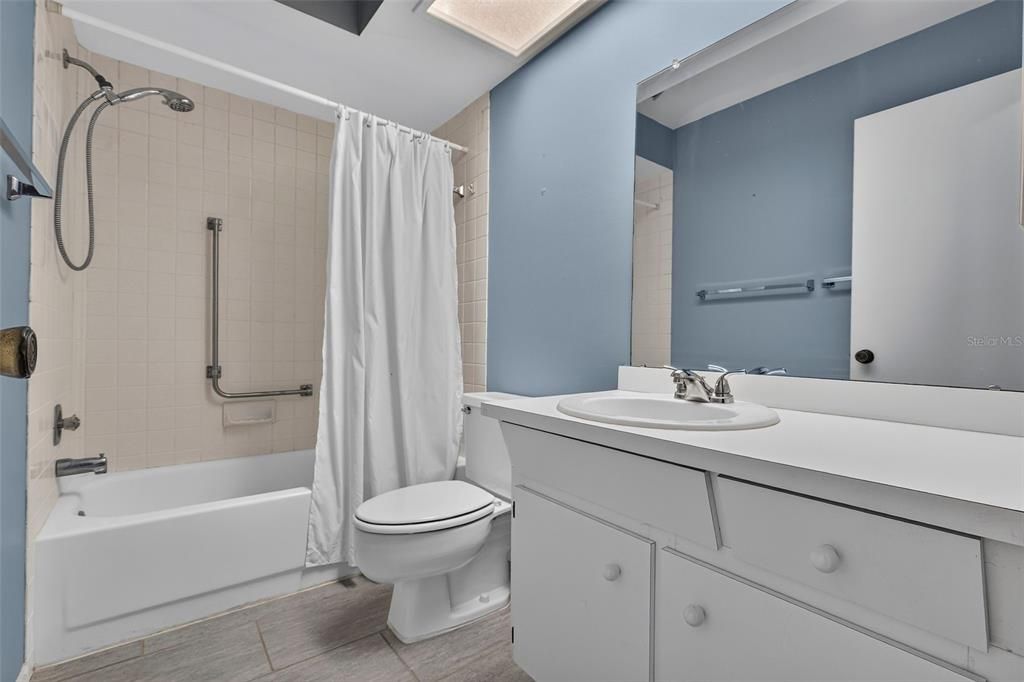 Active With Contract: $300,000 (2 beds, 2 baths, 1110 Square Feet)
