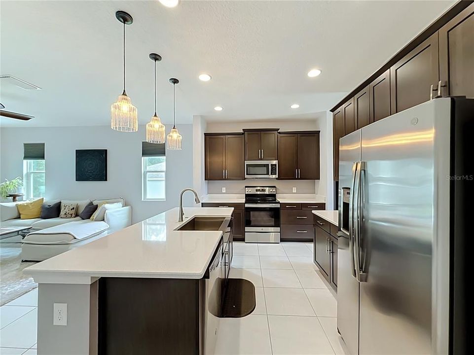 На продажу: $375,000 (3 спален, 2 ванн, 1704 Квадратных фут)