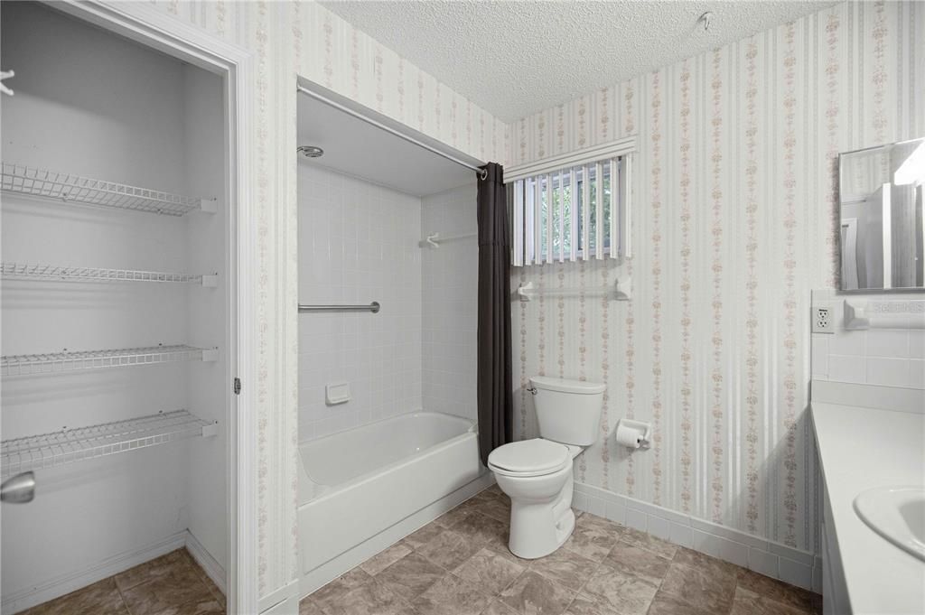 На продажу: $185,000 (2 спален, 2 ванн, 1248 Квадратных фут)