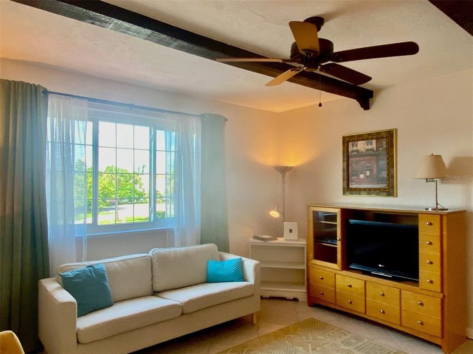 For Sale: $289,900 (2 beds, 2 baths, 794 Square Feet)