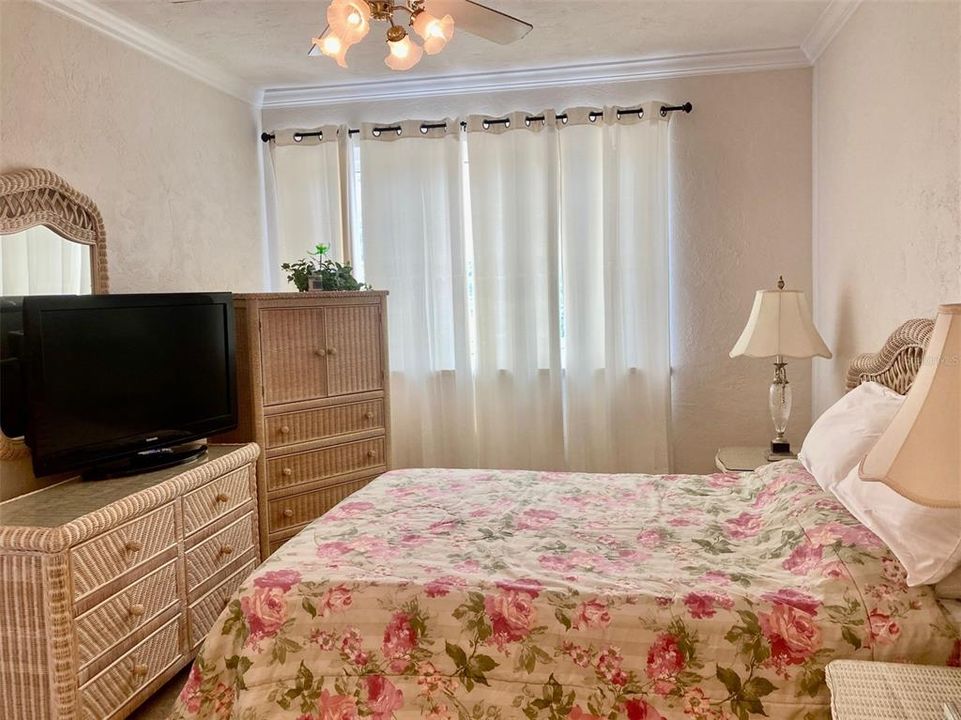 For Sale: $289,900 (2 beds, 2 baths, 794 Square Feet)