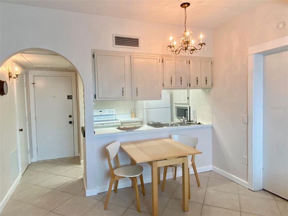 For Sale: $289,900 (2 beds, 2 baths, 794 Square Feet)