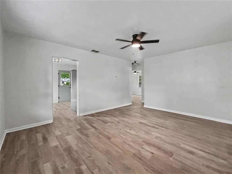 合同活跃: $189,900 (2 贝兹, 1 浴室, 806 平方英尺)
