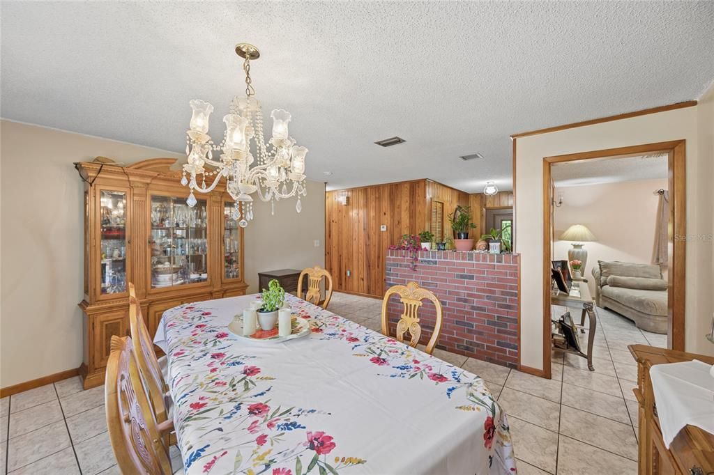 For Sale: $550,000 (3 beds, 2 baths, 1719 Square Feet)