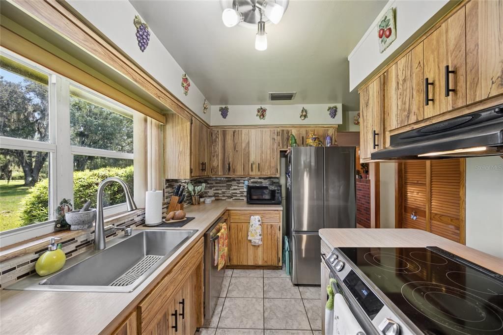 For Sale: $550,000 (3 beds, 2 baths, 1719 Square Feet)