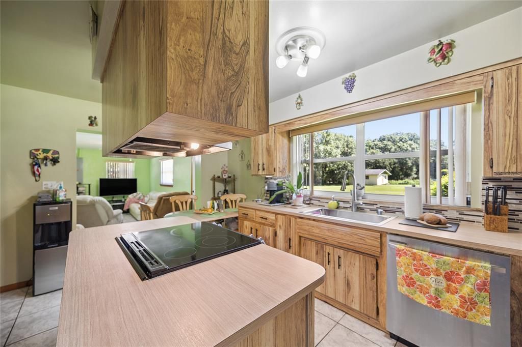 For Sale: $550,000 (3 beds, 2 baths, 1719 Square Feet)