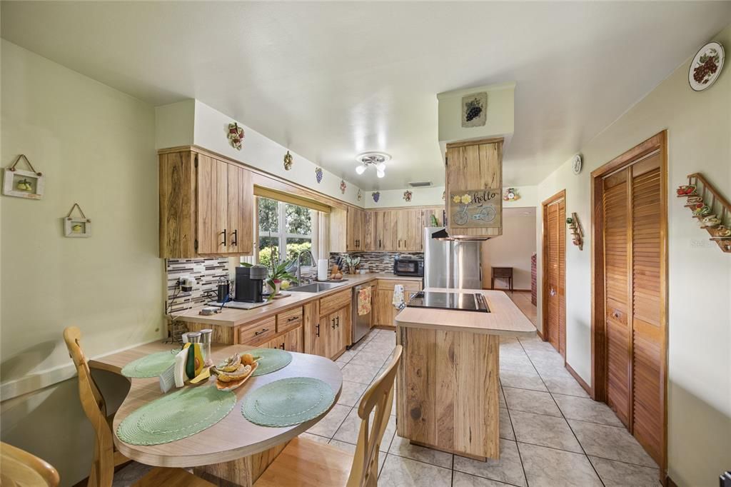 For Sale: $550,000 (3 beds, 2 baths, 1719 Square Feet)