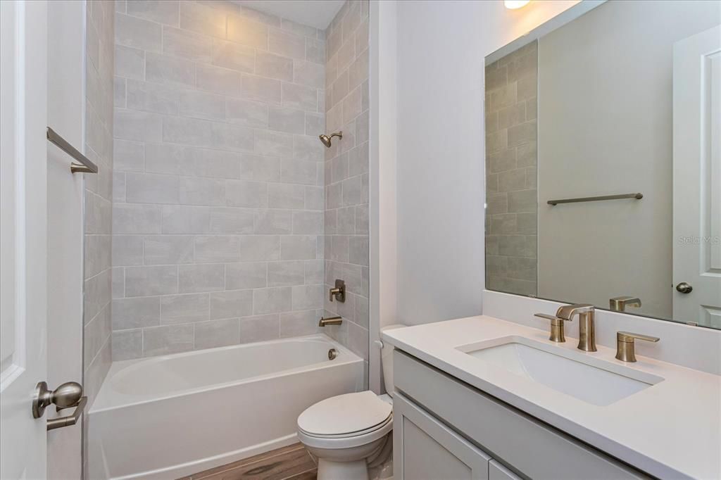 En Venta: $892,990 (3 camas, 2 baños, 2432 Pies cuadrados)