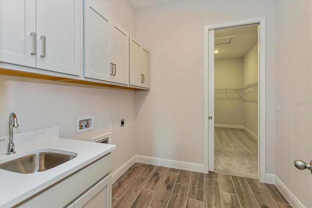 En Venta: $892,990 (3 camas, 2 baños, 2432 Pies cuadrados)