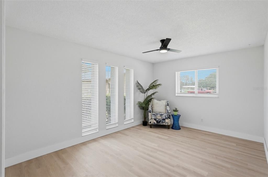 For Sale: $242,500 (2 beds, 2 baths, 1000 Square Feet)