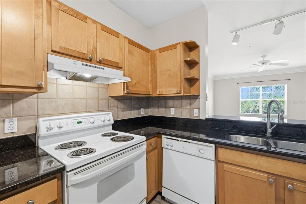 For Rent: $1,595 (1 beds, 1 baths, 867 Square Feet)