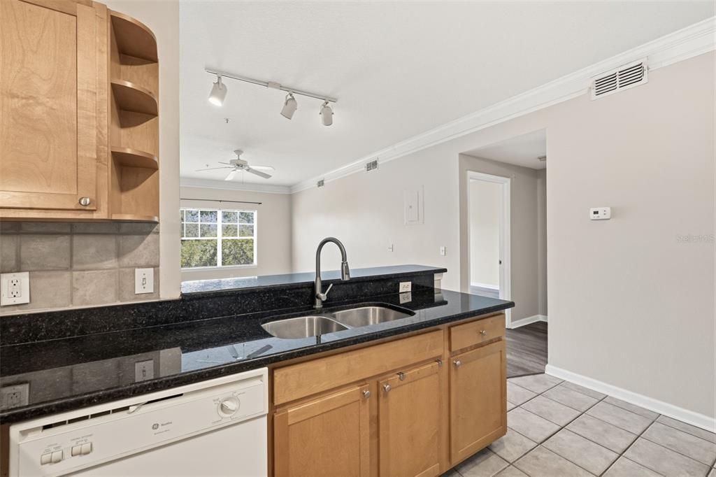 For Rent: $1,595 (1 beds, 1 baths, 867 Square Feet)