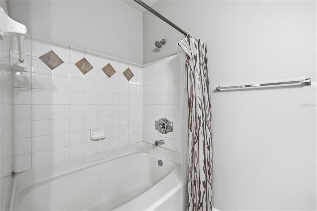For Rent: $1,595 (1 beds, 1 baths, 867 Square Feet)