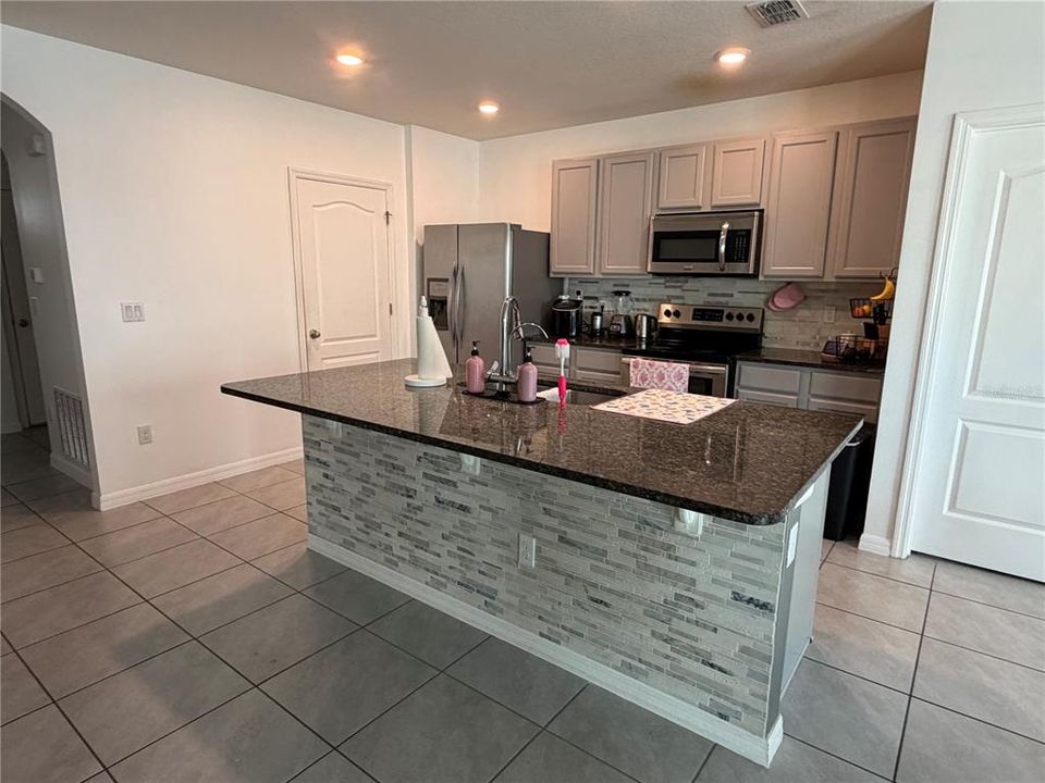 For Sale: $350,000 (3 beds, 2 baths, 1672 Square Feet)