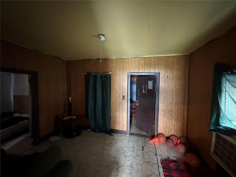 For Sale: $69,000 (2 beds, 1 baths, 592 Square Feet)