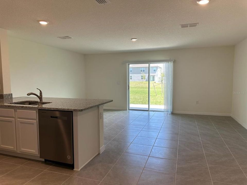 For Rent: $2,100 (3 beds, 2 baths, 1463 Square Feet)
