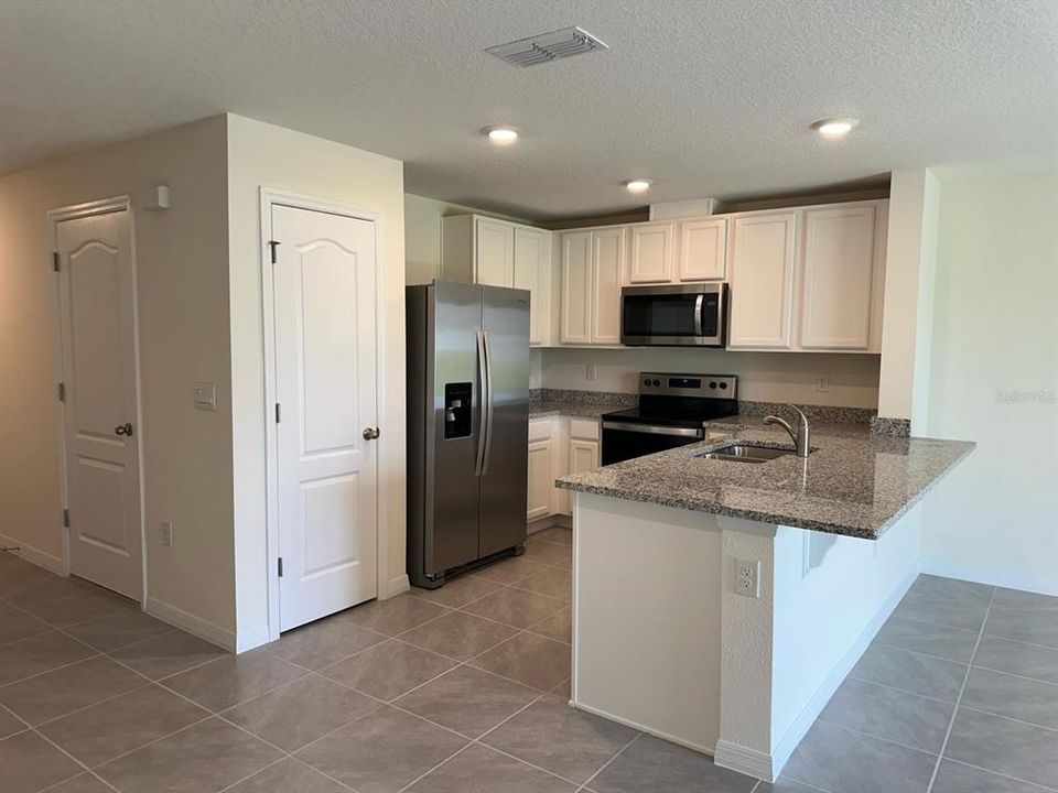 For Rent: $2,100 (3 beds, 2 baths, 1463 Square Feet)
