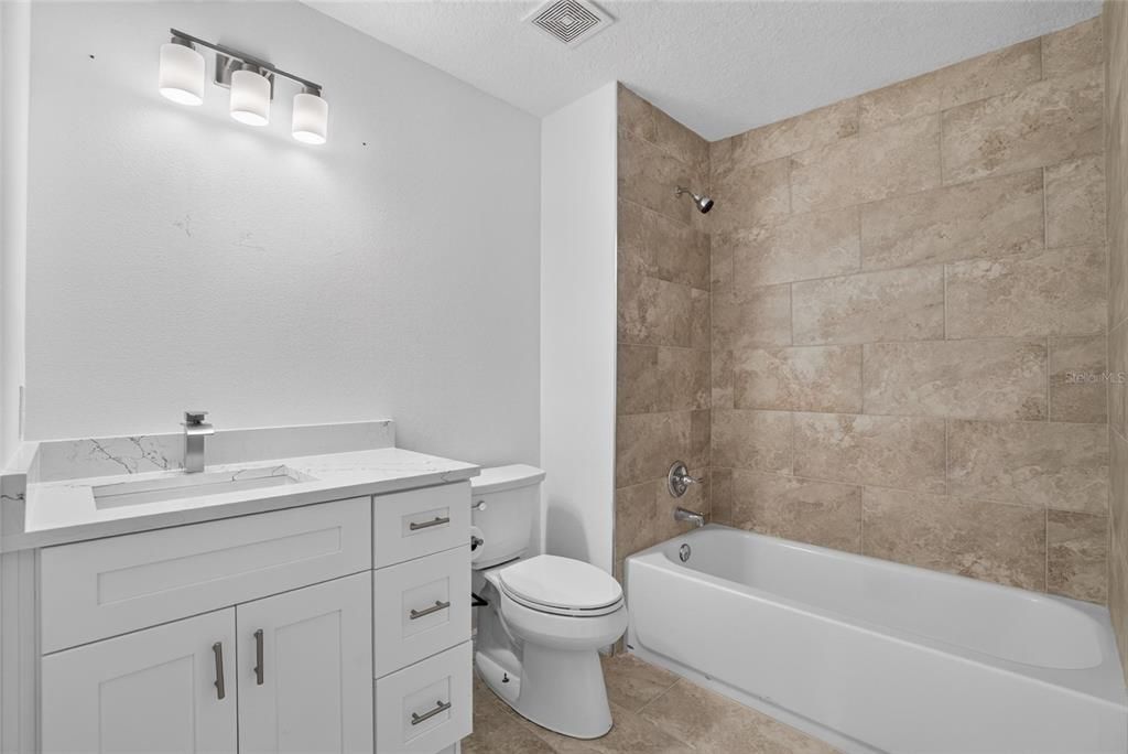 Activo con contrato: $280,000 (3 camas, 2 baños, 1644 Pies cuadrados)