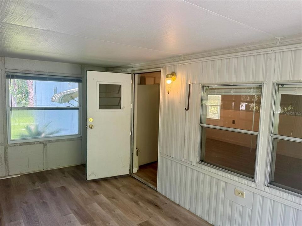 For Sale: $129,900 (2 beds, 2 baths, 784 Square Feet)