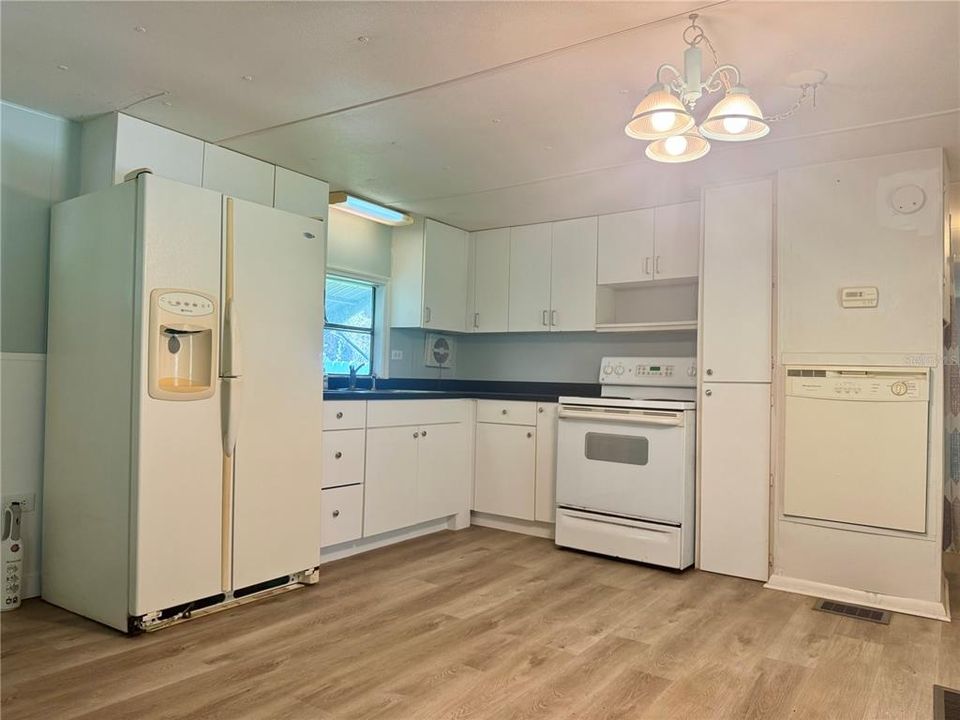 For Sale: $129,900 (2 beds, 2 baths, 784 Square Feet)