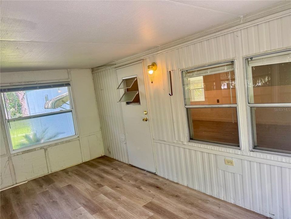 For Sale: $129,900 (2 beds, 2 baths, 784 Square Feet)