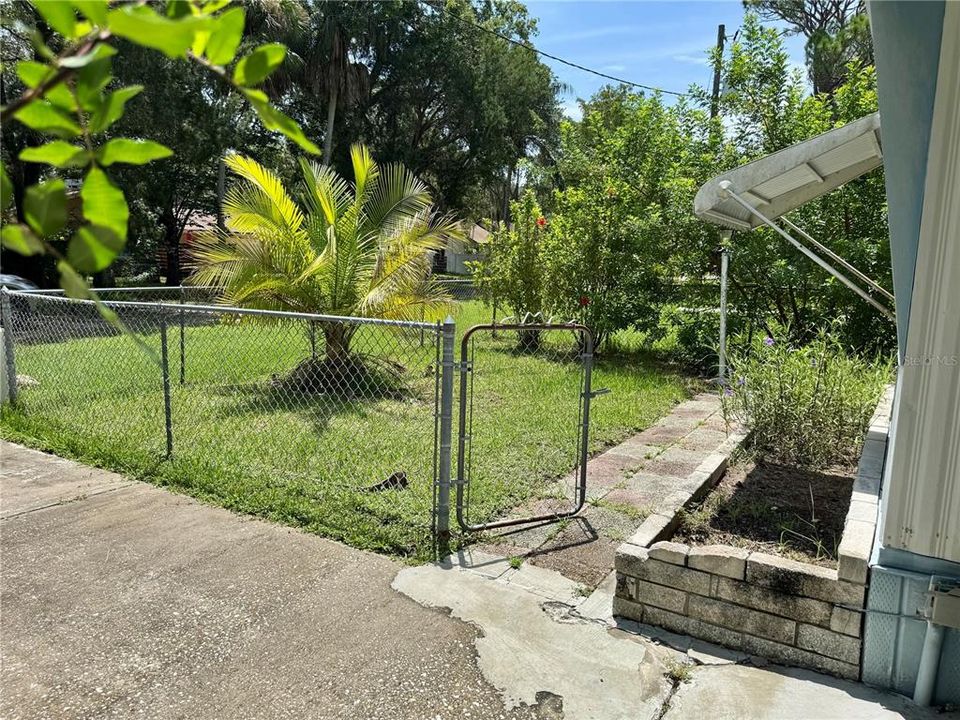 For Sale: $129,900 (2 beds, 2 baths, 784 Square Feet)