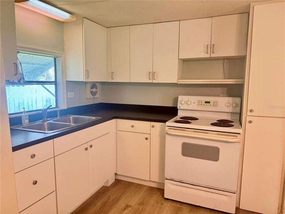 For Sale: $129,900 (2 beds, 2 baths, 784 Square Feet)