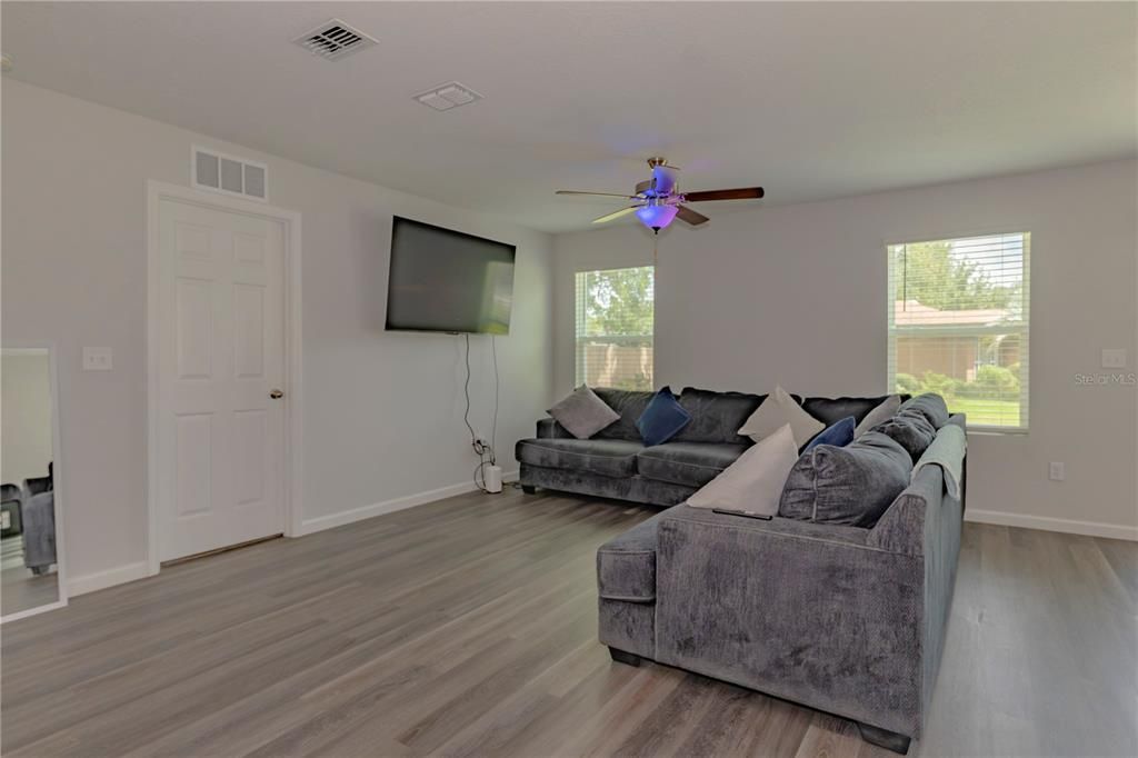 For Sale: $330,000 (3 beds, 2 baths, 1470 Square Feet)
