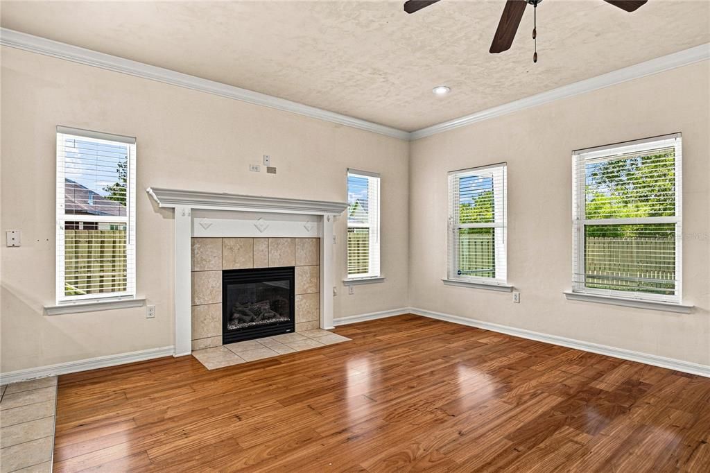 For Sale: $419,900 (5 beds, 2 baths, 2112 Square Feet)