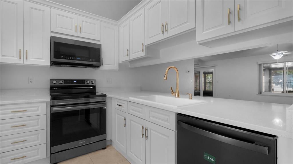 Active With Contract: $239,000 (2 beds, 2 baths, 1146 Square Feet)