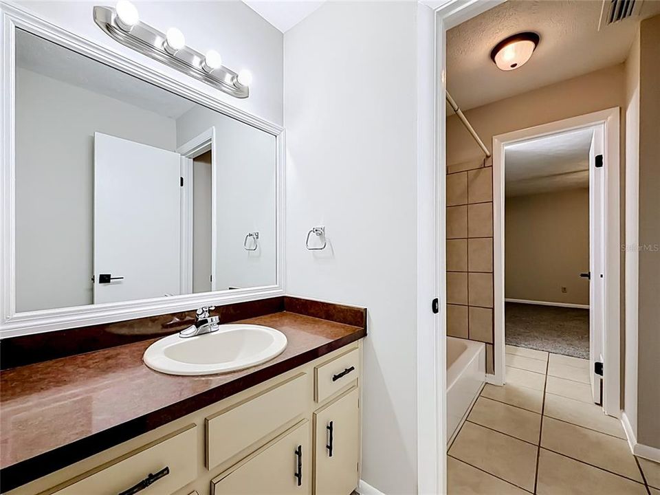 For Rent: $1,300 (2 beds, 1 baths, 1260 Square Feet)