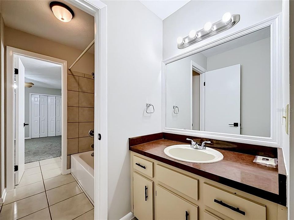 For Rent: $1,300 (2 beds, 1 baths, 1260 Square Feet)