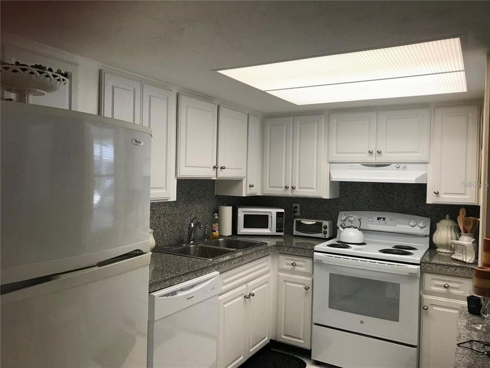 For Rent: $1,500 (2 beds, 1 baths, 865 Square Feet)