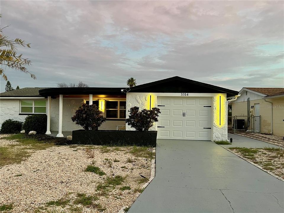 For Rent: $2,100 (2 beds, 1 baths, 1128 Square Feet)