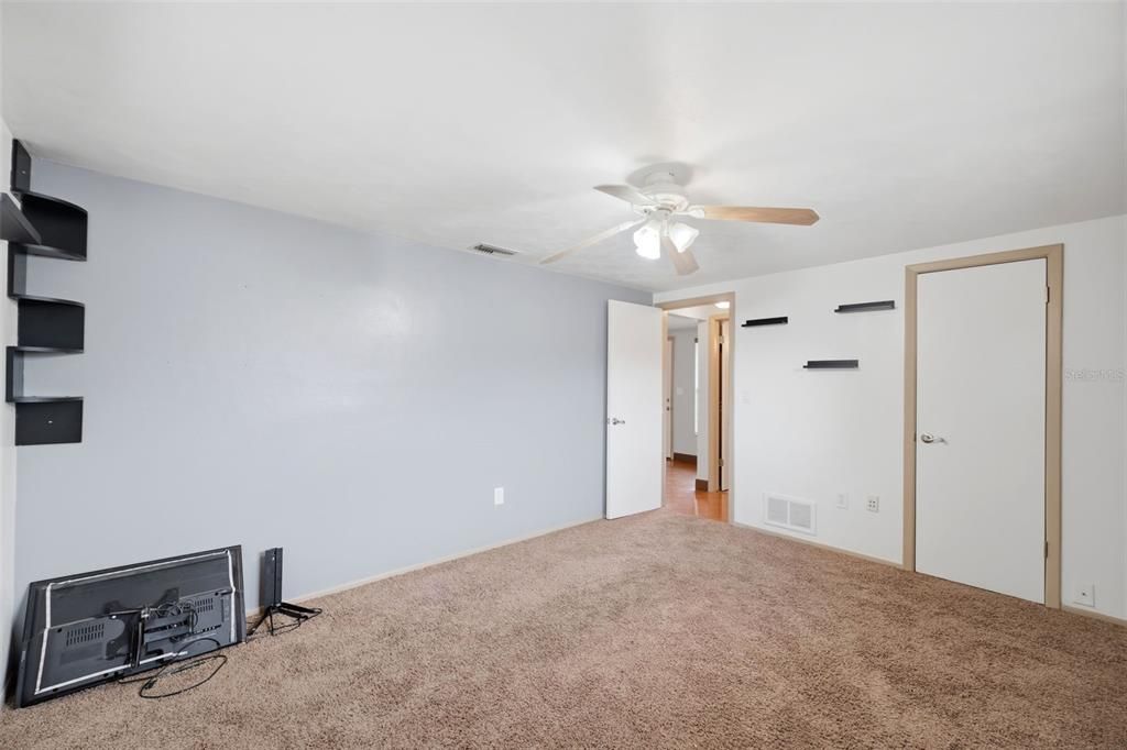 Activo con contrato: $230,000 (2 camas, 2 baños, 1108 Pies cuadrados)
