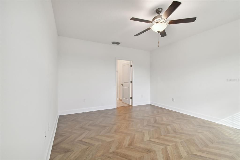 Activo con contrato: $2,800 (5 camas, 2 baños, 2415 Pies cuadrados)
