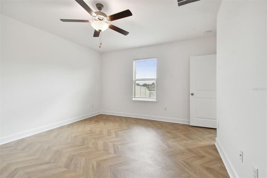 Activo con contrato: $2,800 (5 camas, 2 baños, 2415 Pies cuadrados)