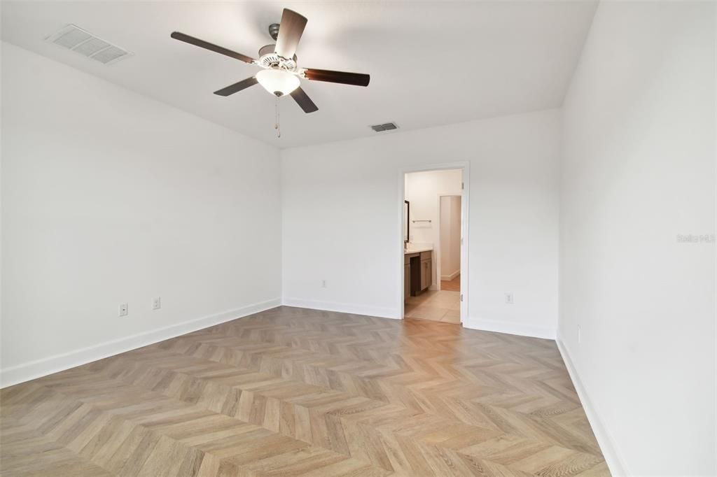 Activo con contrato: $2,800 (5 camas, 2 baños, 2415 Pies cuadrados)