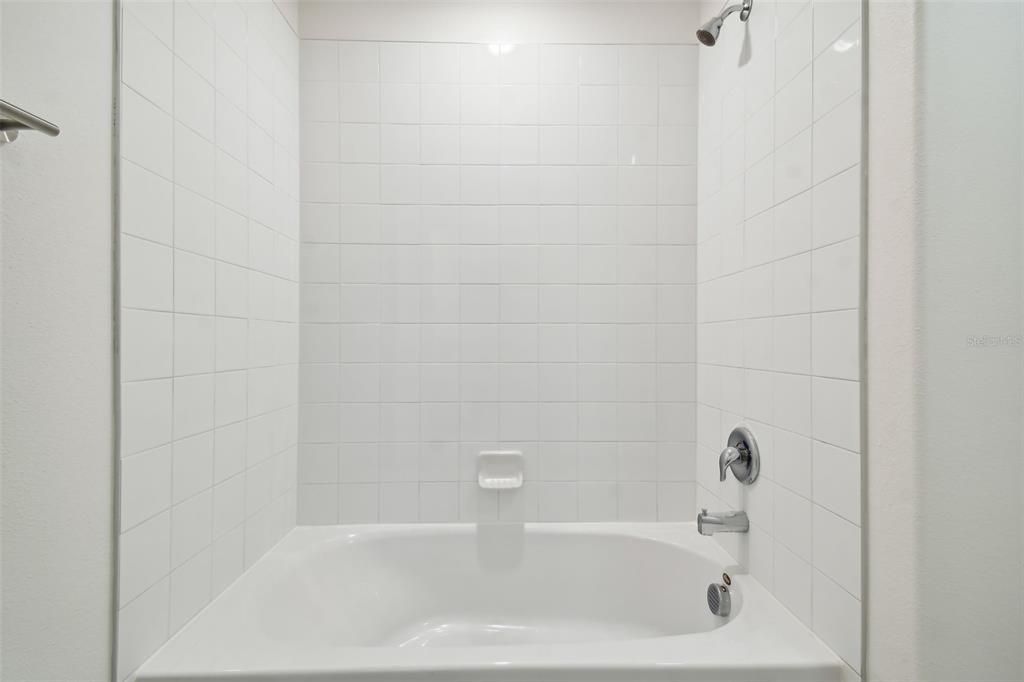 Activo con contrato: $2,800 (5 camas, 2 baños, 2415 Pies cuadrados)