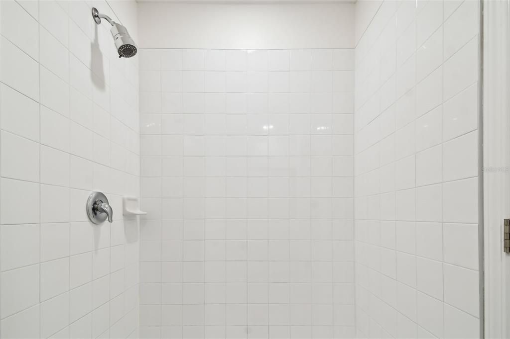Activo con contrato: $2,800 (5 camas, 2 baños, 2415 Pies cuadrados)