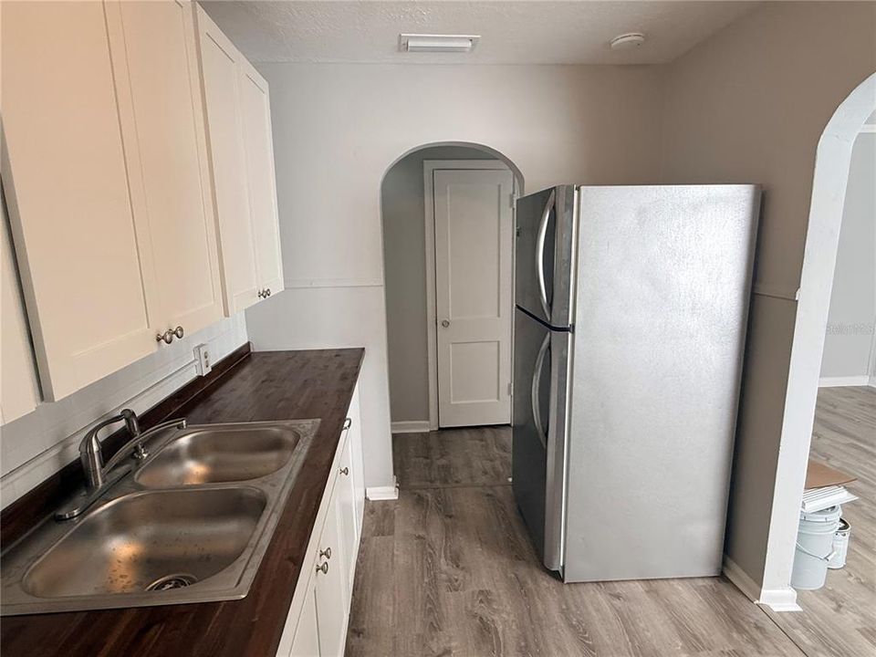 Active With Contract: $1,375 (1 beds, 1 baths, 558 Square Feet)