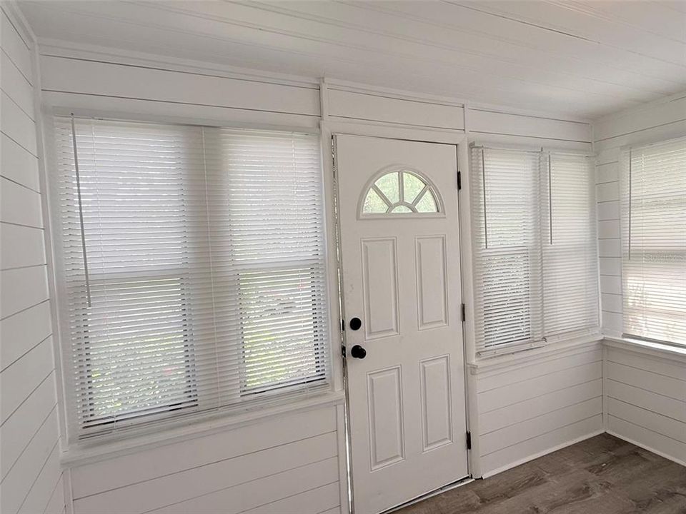 Active With Contract: $1,375 (1 beds, 1 baths, 558 Square Feet)