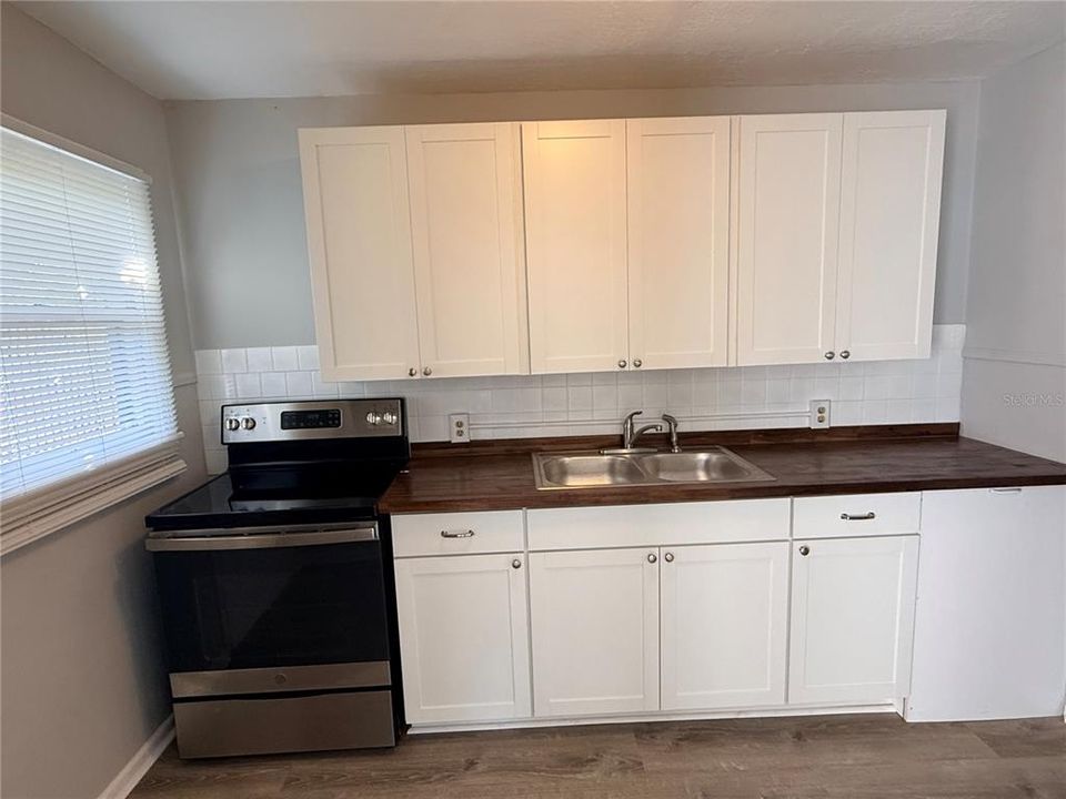 Active With Contract: $1,375 (1 beds, 1 baths, 558 Square Feet)