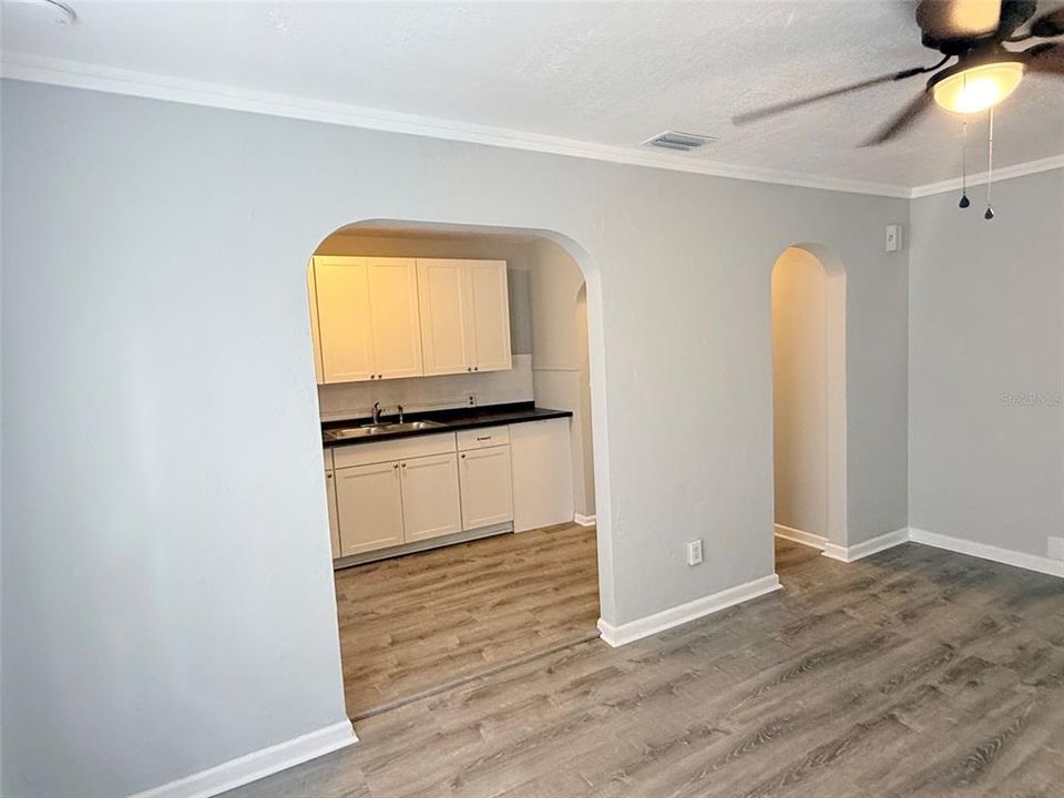 Active With Contract: $1,375 (1 beds, 1 baths, 558 Square Feet)
