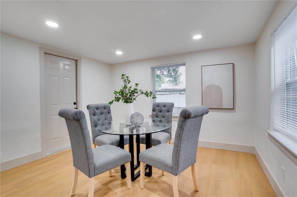 Activo con contrato: $359,000 (2 camas, 1 baños, 1145 Pies cuadrados)