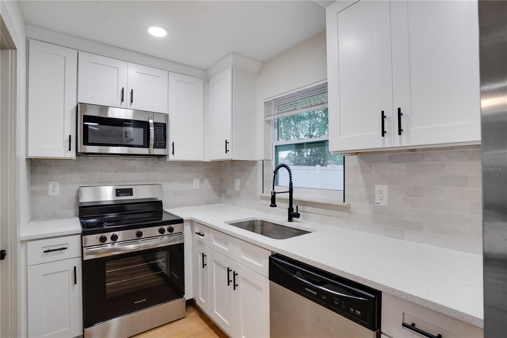 Activo con contrato: $359,000 (2 camas, 1 baños, 1145 Pies cuadrados)