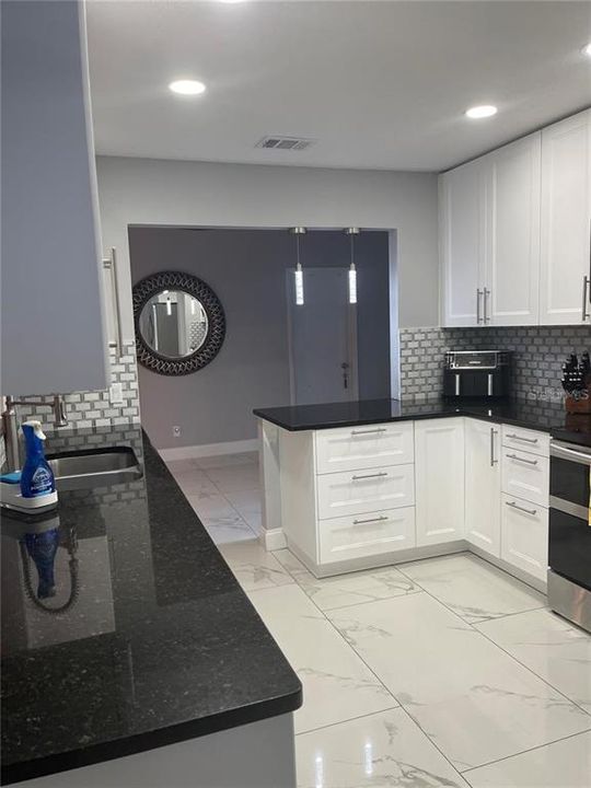 En Venta: $475,000 (4 camas, 2 baños, 1950 Pies cuadrados)