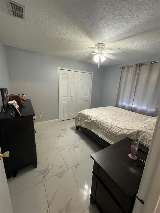 En Venta: $475,000 (4 camas, 2 baños, 1950 Pies cuadrados)